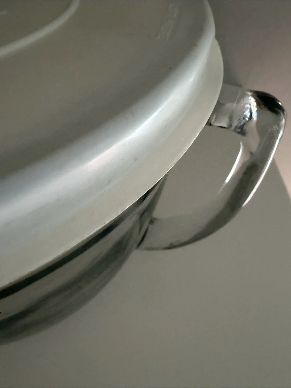 Pampered chef’s batter mixing Bowl with White Lid - Home Kitchen